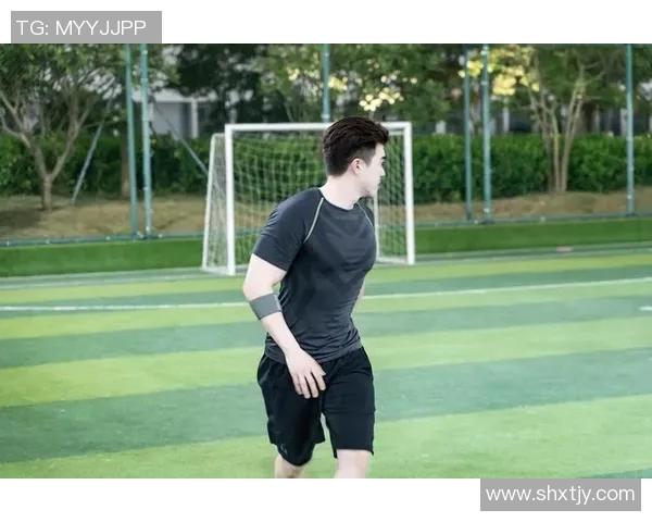 足球明星在沙滩上激情踢球广告展现运动魅力与夏日乐趣