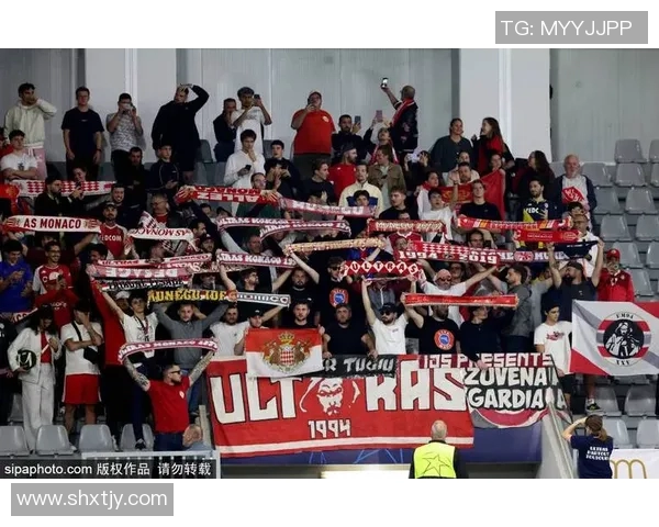 足球明星欢庆夺冠时刻展现激情与荣耀的精彩瞬间