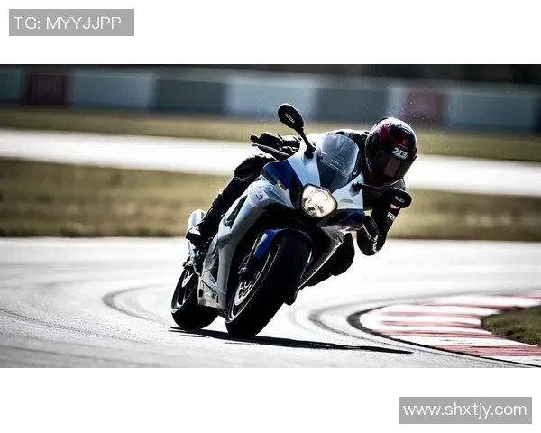 足球明星骑摩托激情四溢广告视频展现速度与激情的完美结合